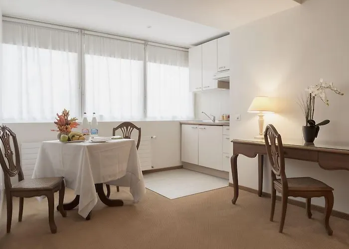 De La Couronne مورغز